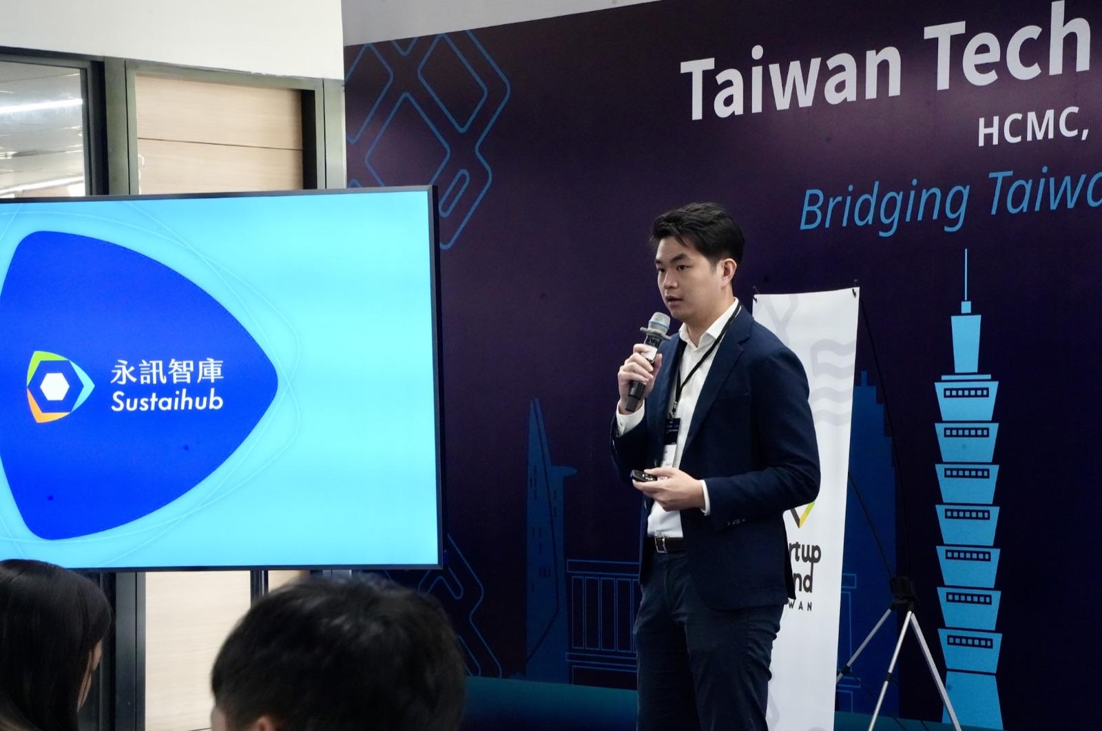 永訊智庫代表在 Taiwan Tech Solution Day 舞台上進行 Sustaihub 簡報,身旁螢幕顯示永訊智庫 Sustaihub 品牌識別