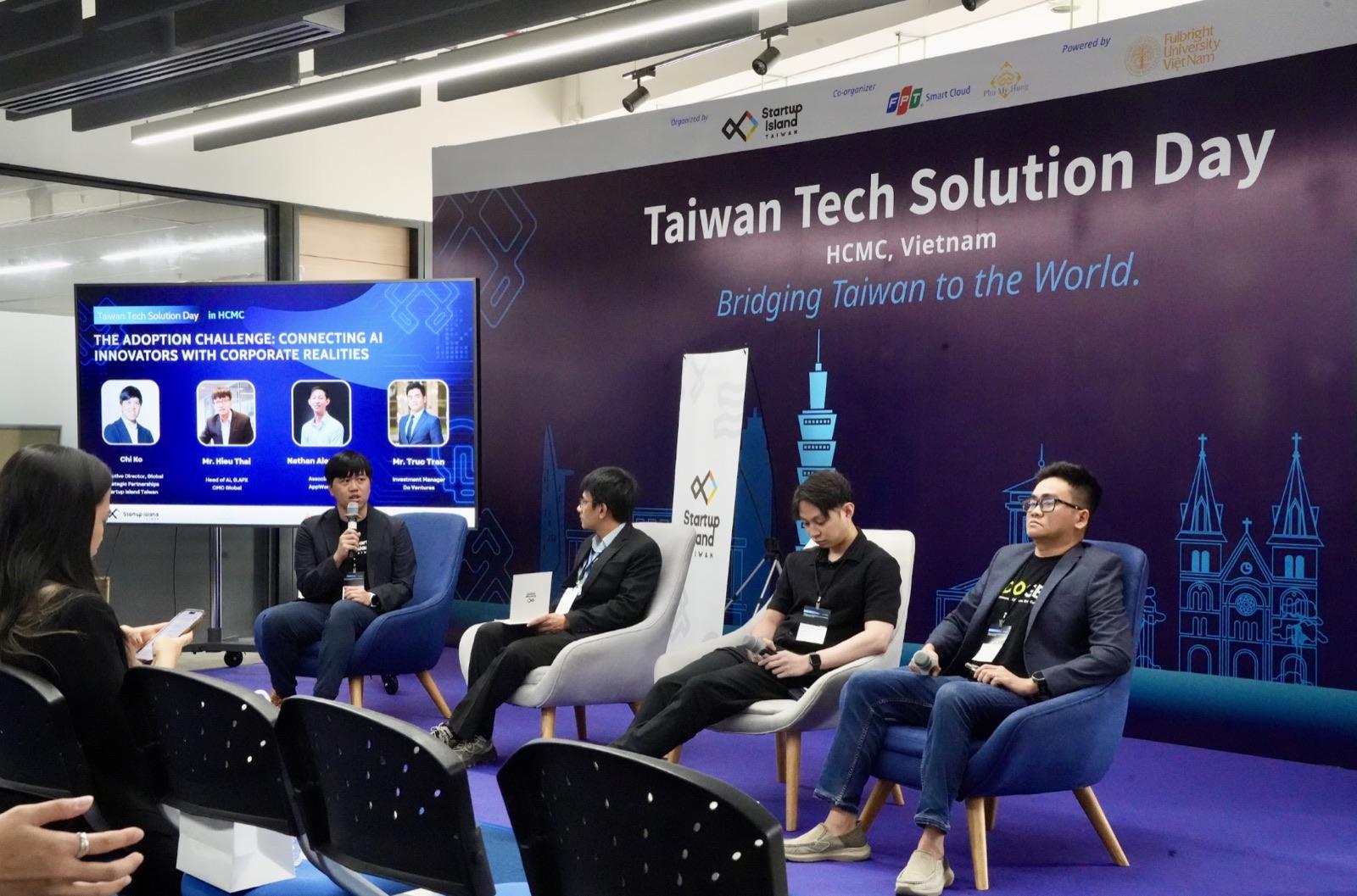 Taiwan Tech Solution Day 座談現場,四位與談人坐在台上,背景為活動主視覺牆
